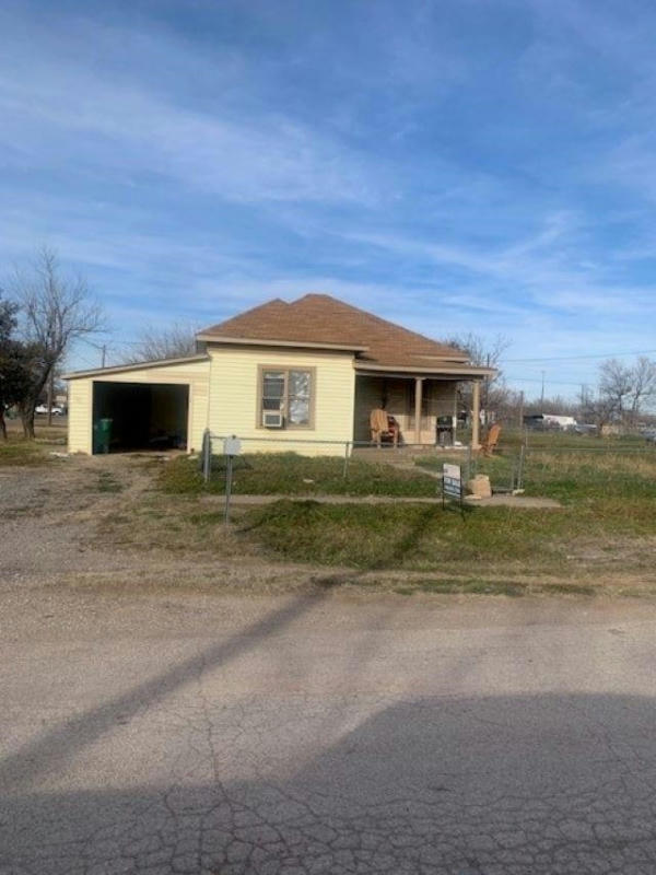 302 E 4TH ST, QUANAH, TX 79252, photo 1 of 14